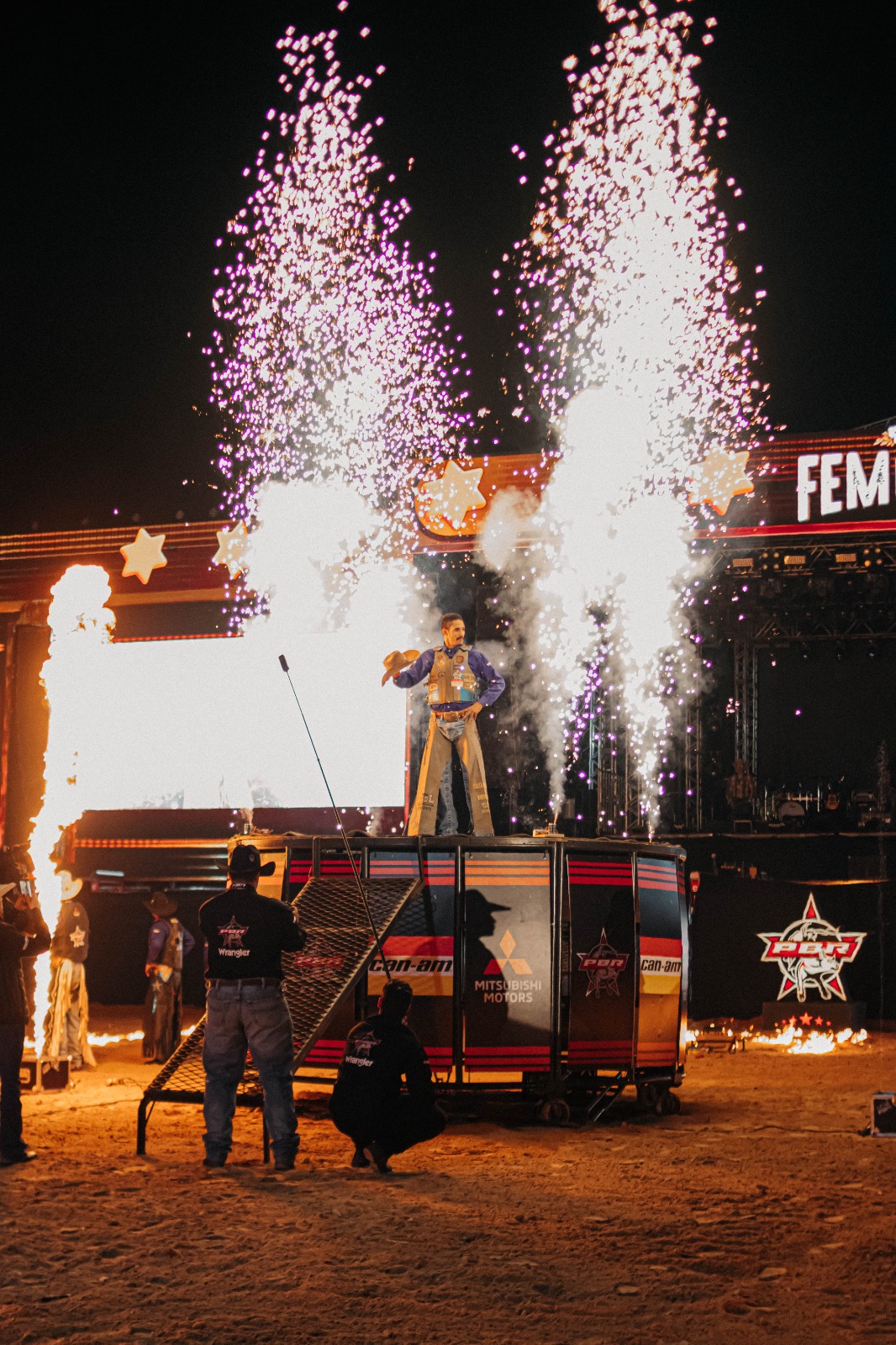 Abertura Oficial da FEMCAFÉ 2026 e Emoção no Rodeio PBR Marcam o Segundo Dia do Evento!