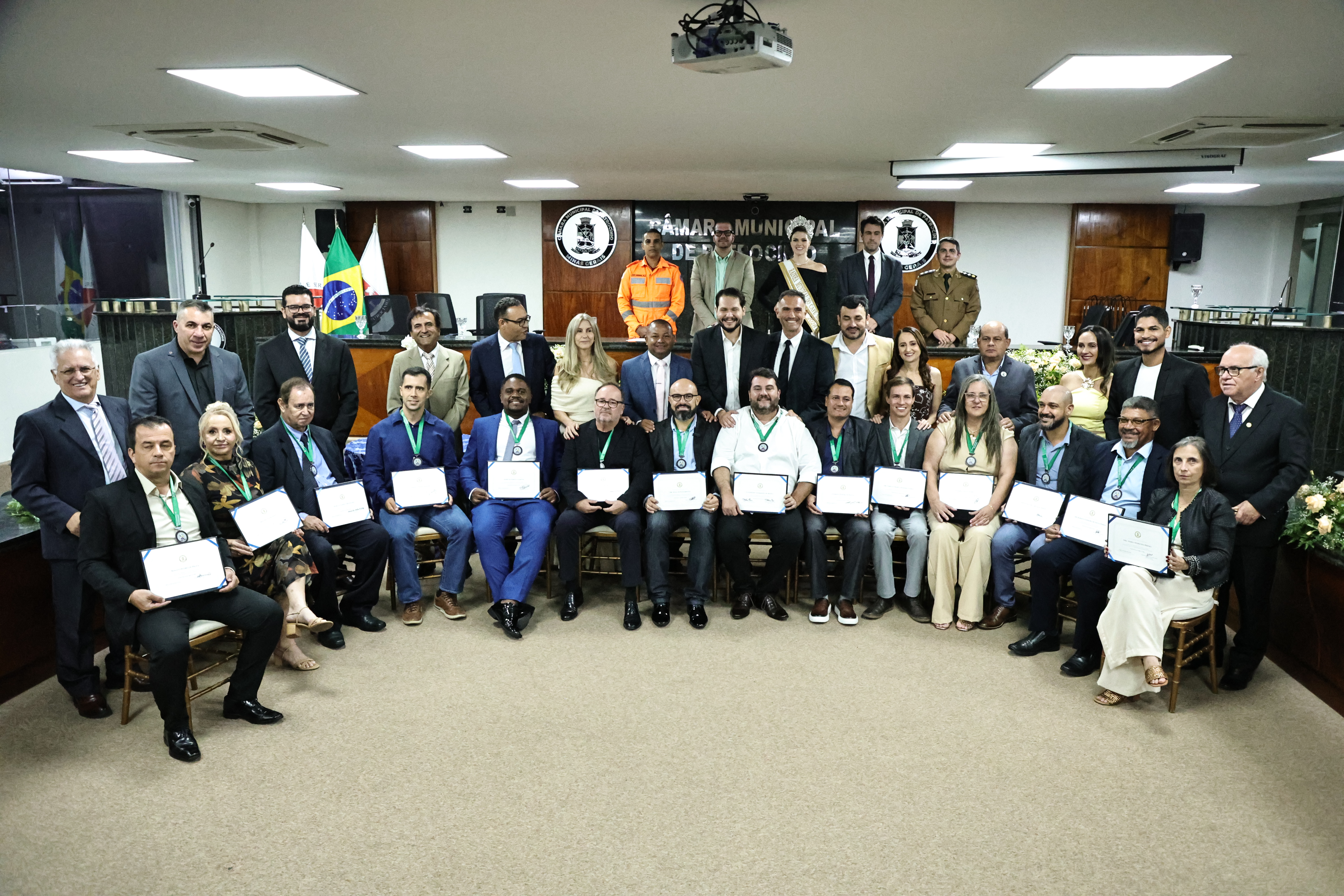 Rainha Mundial do Café integra mesa de autoridades na entrega do Mérito Legislativo em Patrocínio