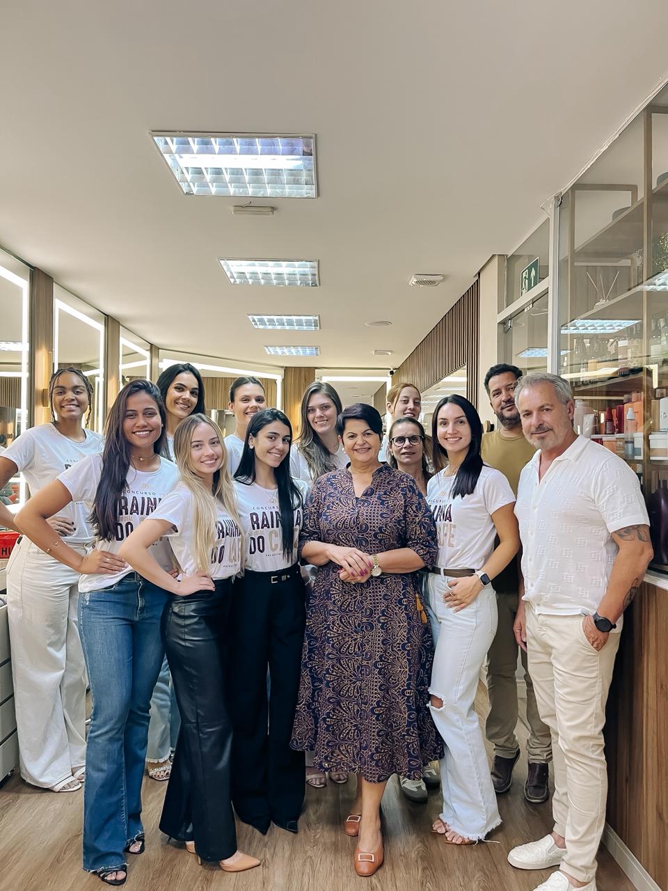 Escola de Formação - AULA 3 - CABELO E MAQUIAGEM