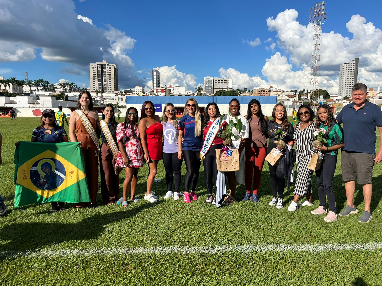 Princesas Mundiais do Café atuam como juradas no concurso Musa do Campeonato Amador 2026, em Patrocínio