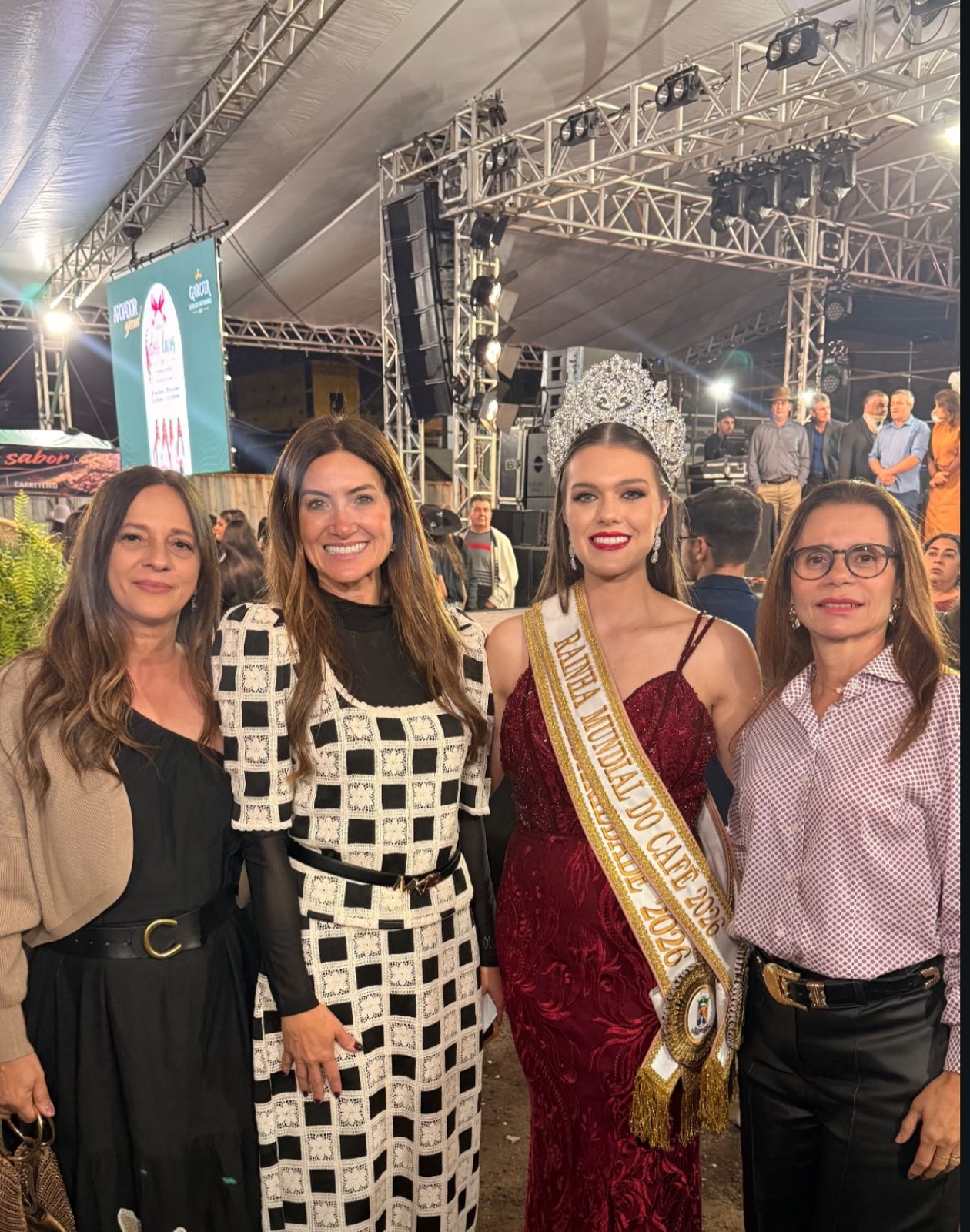 Rainha Mundial do Café 2026 prestigia eleição da Garota Pratinha e abertura da 2ª EXPOAGRO em Pratinha/MG