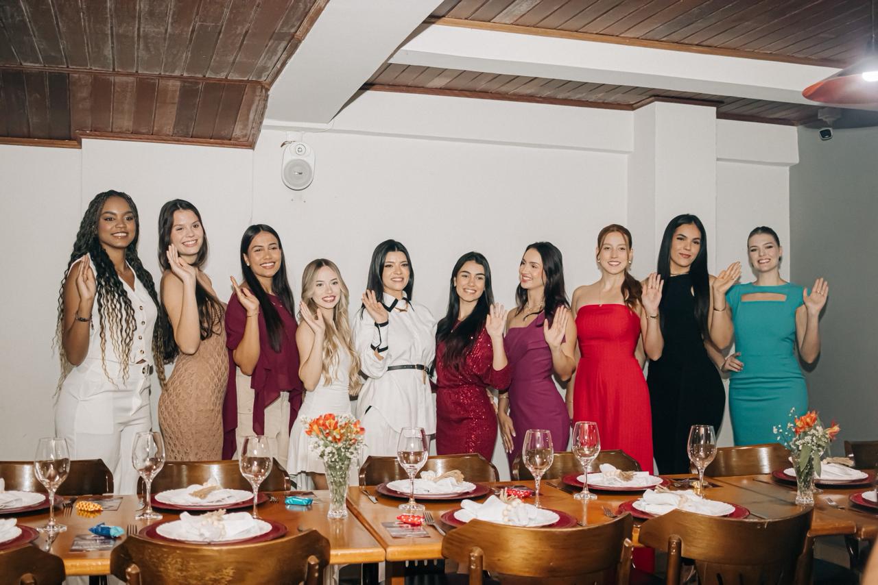  Escola de Formação - AULA 1 - ETIQUETA À MESA